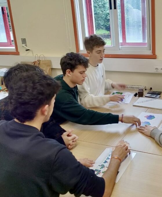 IMG_0526 Estudiantes de Bachillerato trabajando con ordenador en el Colegio Tirso de Molina