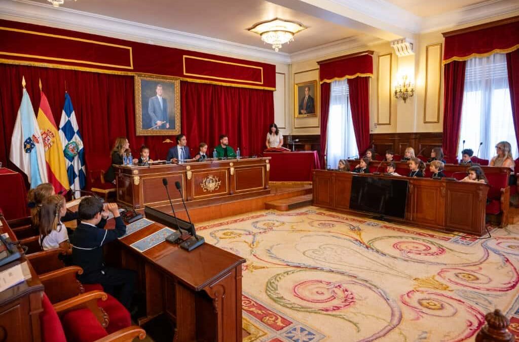 Alumnos de 2º de Educación Primaria en un pleno del Concello de Ferrol.