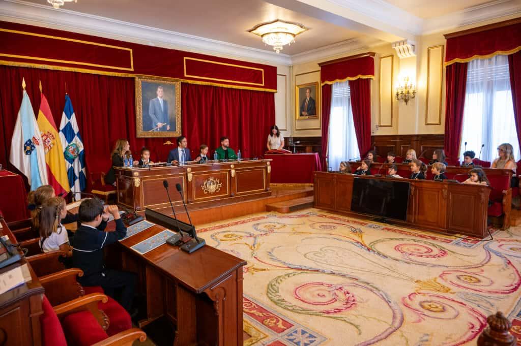 Alumnos de 2º de Educación Primaria en un pleno del Concello de Ferrol.