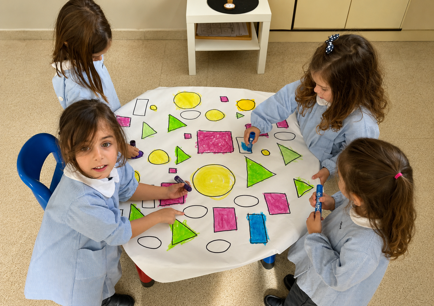 Estudiante de Infantil aprendiendo con material manipulativo en el Colegio Tirso de Molina