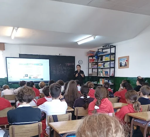 charla-policia-nacional-6-primaria Charla de la Policía Nacional en el aula de 6º de Primaria, con el alumnado sentado frente a la pizarra digital.
